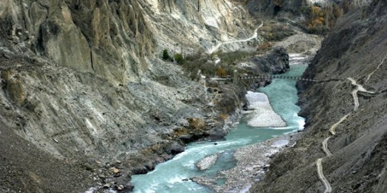 Karakoram Yolu - Pakistan: Dünyanın en yüksek yolu. Pakistan ve Çin'i Karakoram sıradağları arasından bağlıyor. ORtalama yüksekliği 4.693 metre. Toprak kaymaları ve seller bu yolda süpriz değil. İnanılmaz manzarası sebebiyle ciddi bir turist çekim noktası