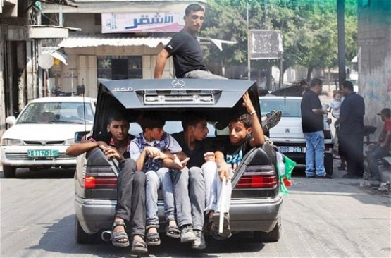 Filistinli bir grup genç, arabanın bagajında seyahat ederken.