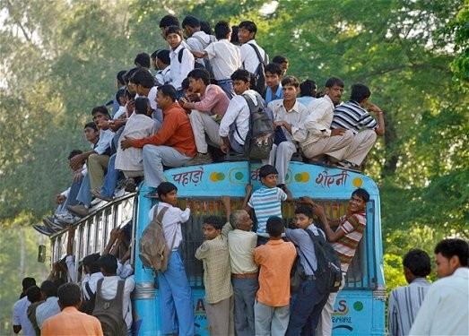 Hindistan’ın Uttar Pradesh şehrinde sabah en yoğun saatlerde kalabalık otobüslere binerek işlerine ve okullarına gitmeye çalışan insanlar.