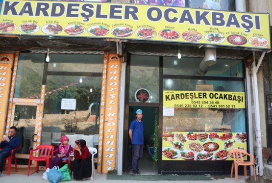 KARDEŞLER OCAKBAŞI ZİKRİ VE BEHMEN USTA: Bugün dualarınızı her zamankinden daha çok yapın, koruyucu meleklerini avuçlarınızın içine çiçekler döksün, kalplerinize bedeninize ilham versin. Bayramları en hayırlı şekilde geçirmeyi nasip etsin bizlere. Ramazan bayramınızı kutlarım.