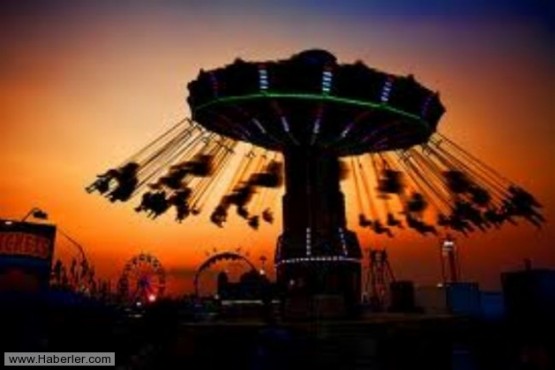 Bir lunaparkın 2 kafadar gece bekçisi, park kapandıktan sonra dönen salıncaklara binmeye karar vermişler. Yönetici kabinine girmişler, aleti çalıştırmışlar. Makinenin ısınması için 1 dakika kadar süre gerekiyor tabii. Salıncaklara bir güzel kurulmuşlar. 1 dakikalık süre geçmiş, alet çalışmaya başlamış. Ama 2 kafadar, seans süresini ayarlamayı unutunca bütün gece kusarak ölmüş.