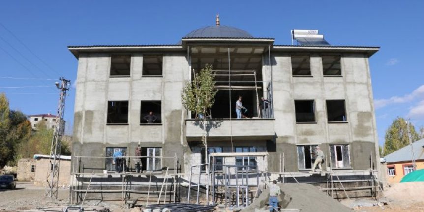 Köydeki kadınlar süt satarak cami inşaatına destek oldu