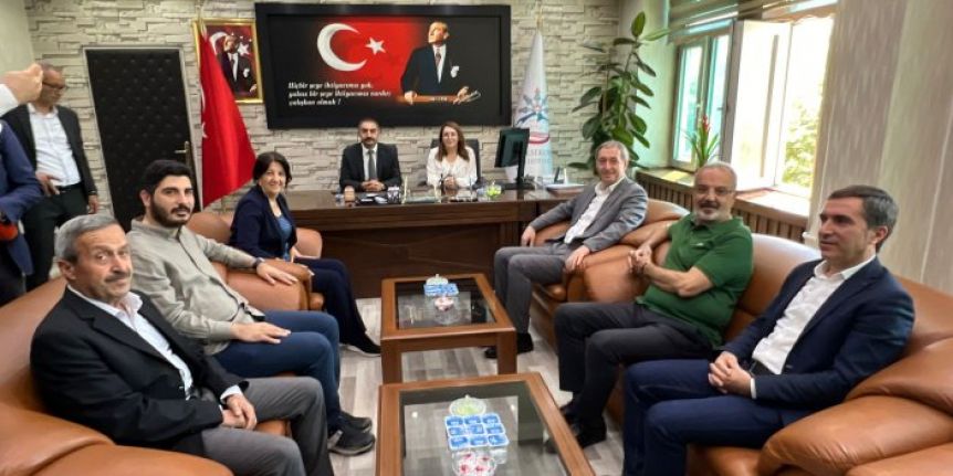 DEM Parti Eş Genel Başkanı Tuncer Bakırhan Yüksekova Belediyesi'ni ziyaret etti