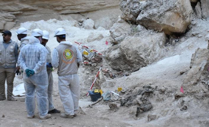 Musul'da IŞİD'in toplu mezarı: 200'ün üzerinde ceset çıkarıldı