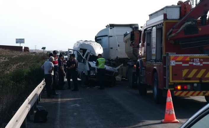 Adana’da TIR ile servis minibüsü çarpıştı; 4 ölü, 6 yaralı