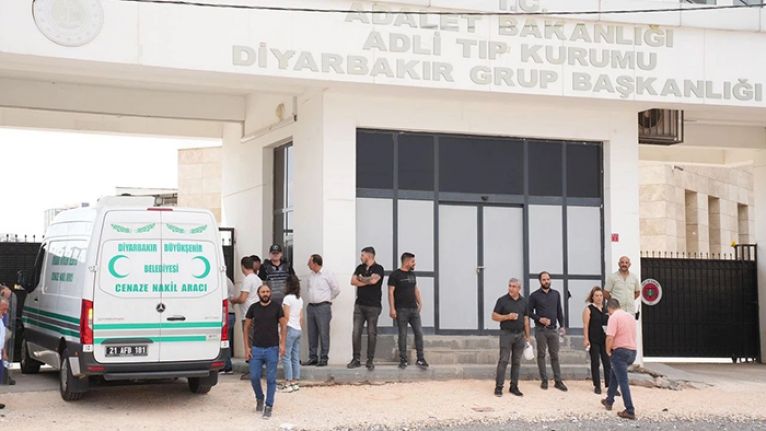 Diyarbakır'da 19 gün sonra cansız bedenine ulaşılan Narin Güran toprağa verildi