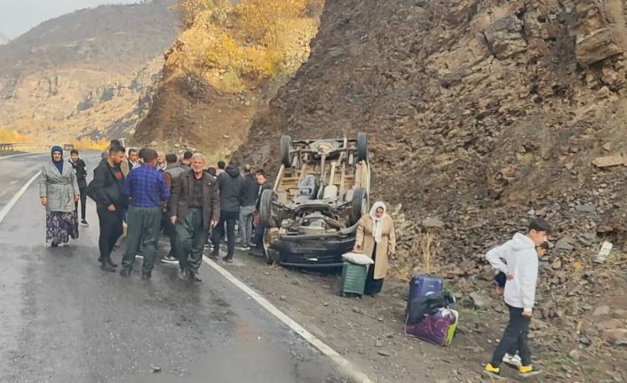 Hakkari'de minibüs takla attı: 4 Yaralı