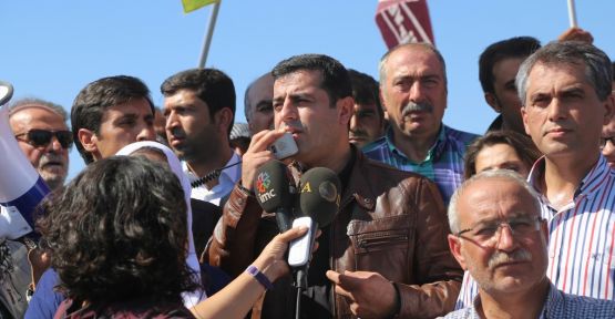 Demirtaş Kobani sınırında hükümeti uyardı