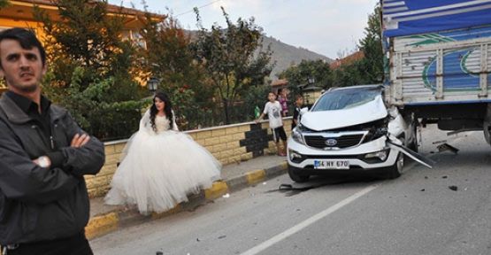 Düğün salonuna giden gelinle damat hastanelik oldu