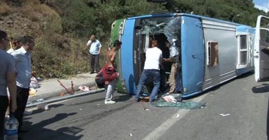 Halk otobüsü devrildi: 10 yaralı