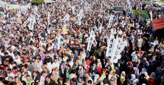 HDP'li adaylar birçok merkezde seçim çalışması yürütüyor