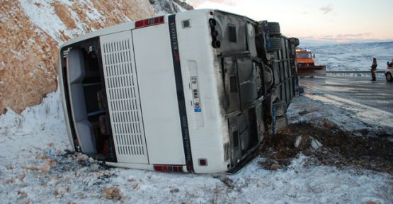 Otobüs devrildi: 1 ölü, 45 yaralı!