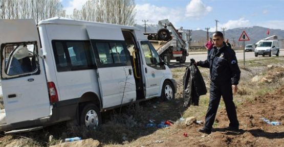 Servis midibüsü kaza yaptı: 20 yaralı