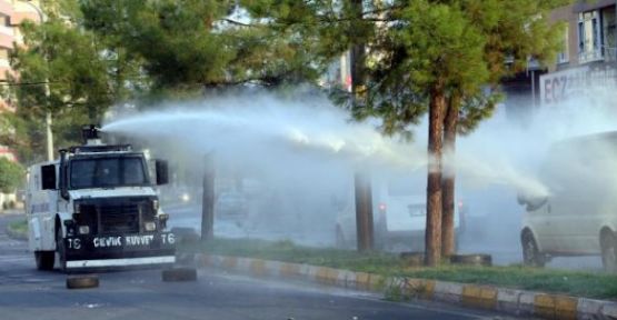 Sur'da 2 kişi vuruldu, 7 polis yaralı