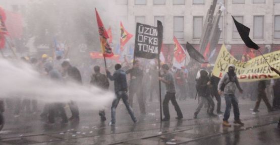 Taksim'deki Soma protestosuna polis saldırısı