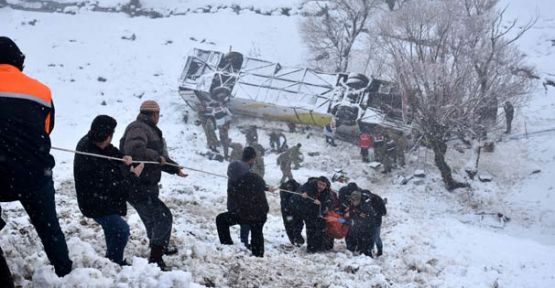 Yolcu otobüsü dereye uçtu: 6 ölü, 20 yaralı