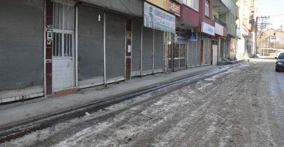 Yüksekova'da Kepenkler Bugün de Açılmadı