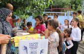 Şemdinli'de köyleri gezip çocuklara dondurma dağıtıyorlar