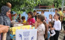 Şemdinli'de köyleri gezip çocuklara dondurma dağıtıyorlar