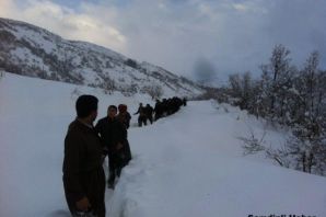 Şemdinli'de hasta 4 km omuzlarda taşındı