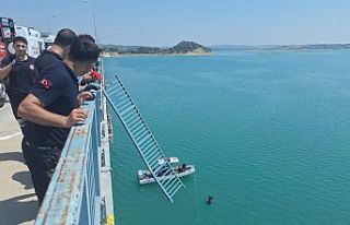 Adana'da otomobil göle düştü: 4 kişilik...