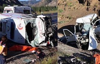 Erzurum'da ambulans ile hafif ticari araç çarpıştı:...