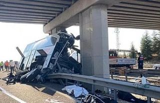 Ankara'da yolcu otobüsü, üst geçidin ayağına...