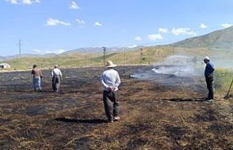 Yüksekova'da tarım arazisinde yangın: Bin bağ ot yandı